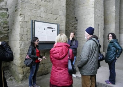 Francesca conduce una visita presso la Grotta di Seiano, Napoli