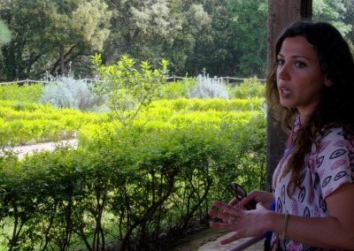 Francesca conduce una visita presso la Villa del Pausilypon a Napoli