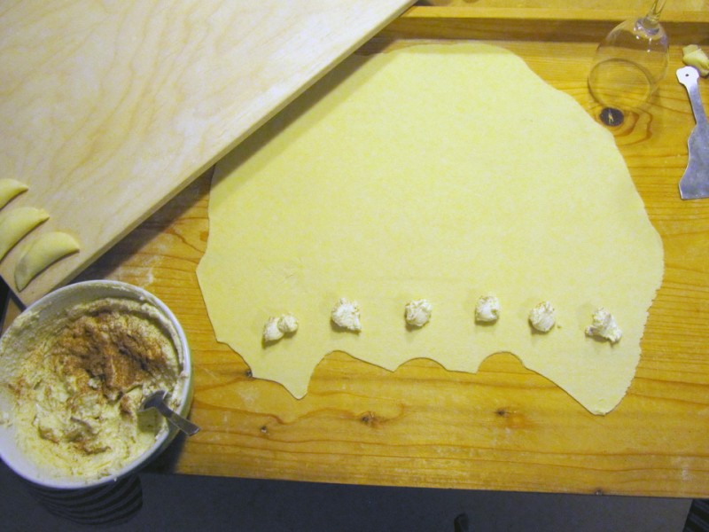 Si procede continuando a porre noci di ricotta sulla pasta.