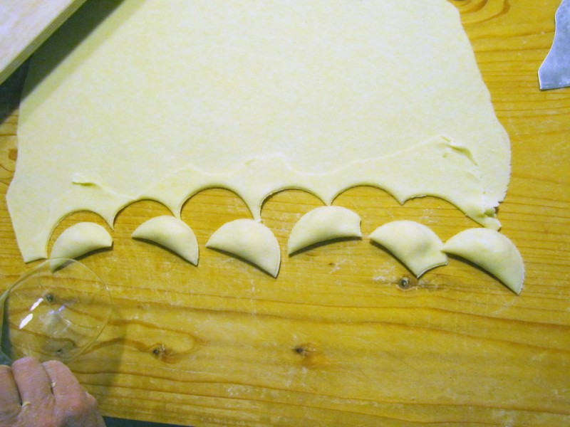 Altri calzoni vengono tagliati dal bicchiere.