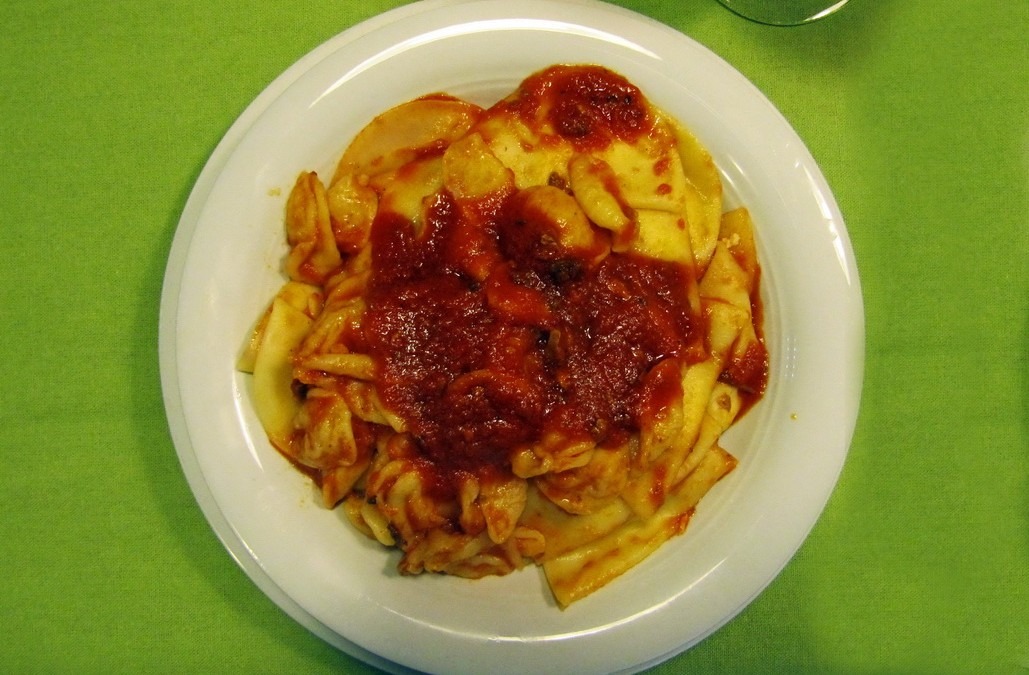 Ricchjtèdd i calzì-n. Orecchiette e calzoni fatti in casa, mon amour.