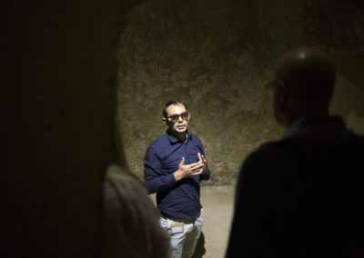 Sei su: Nicola conduce una visita presso gli Ipogei di San Giorgio a Matera.