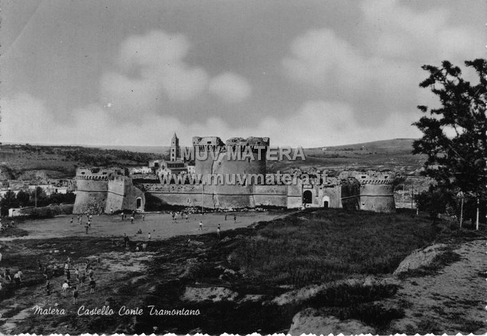 Partita di calcio al Castello (metà '900 circa). MUV Matera, archivio Michele Masciandaro.