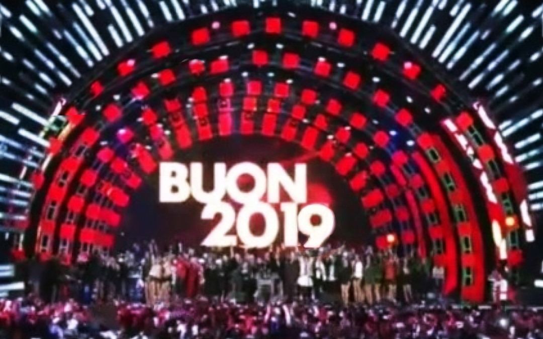 Sei su: fotoritocco del palco di Rai 1 con scritto "Buon 2019"