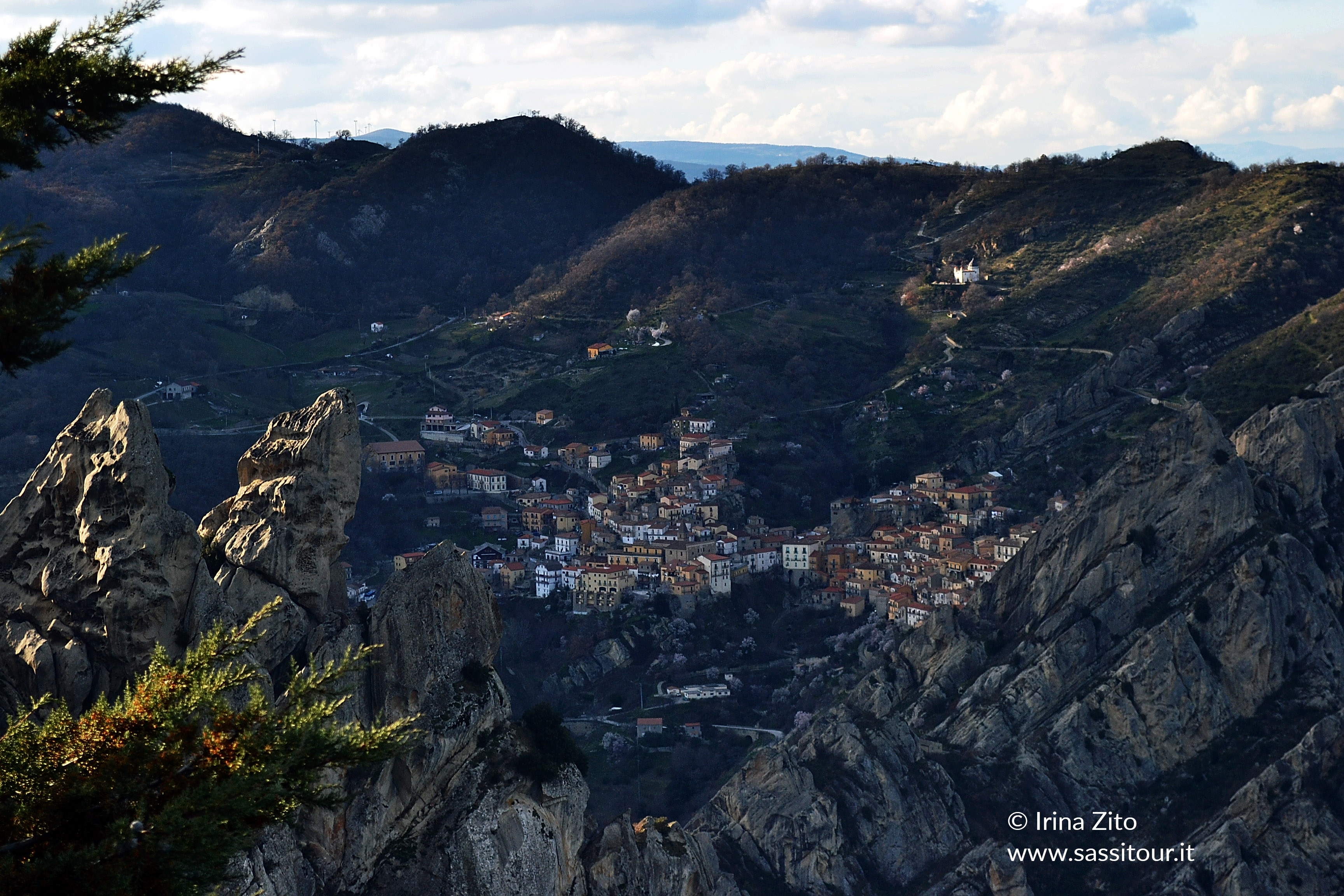 Sei su: panoramica di Castelmezzano visto da Pietrapertosa.