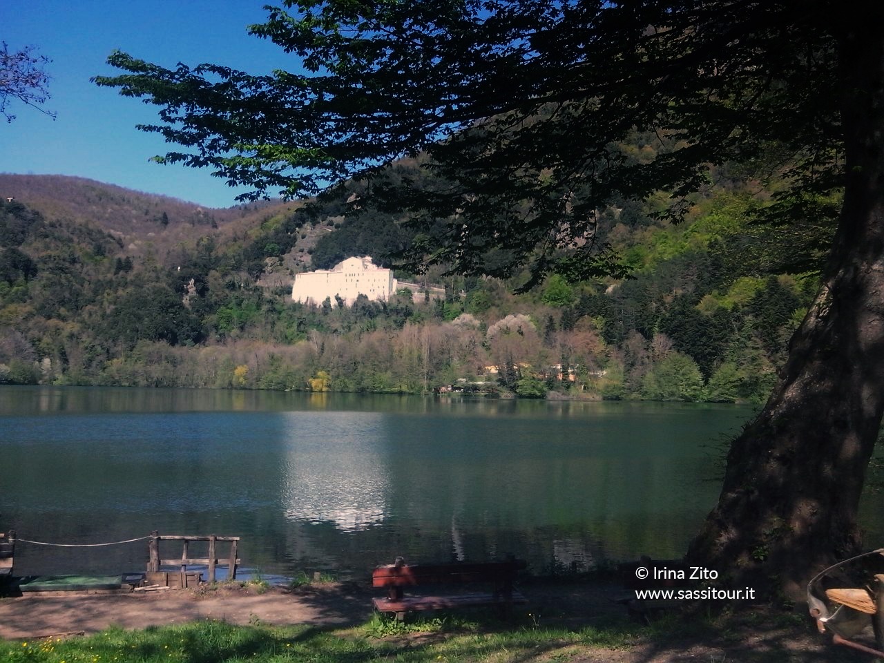 Il Monastero di San Michele Arcangelo specchiato nei laghi di Monticchio.