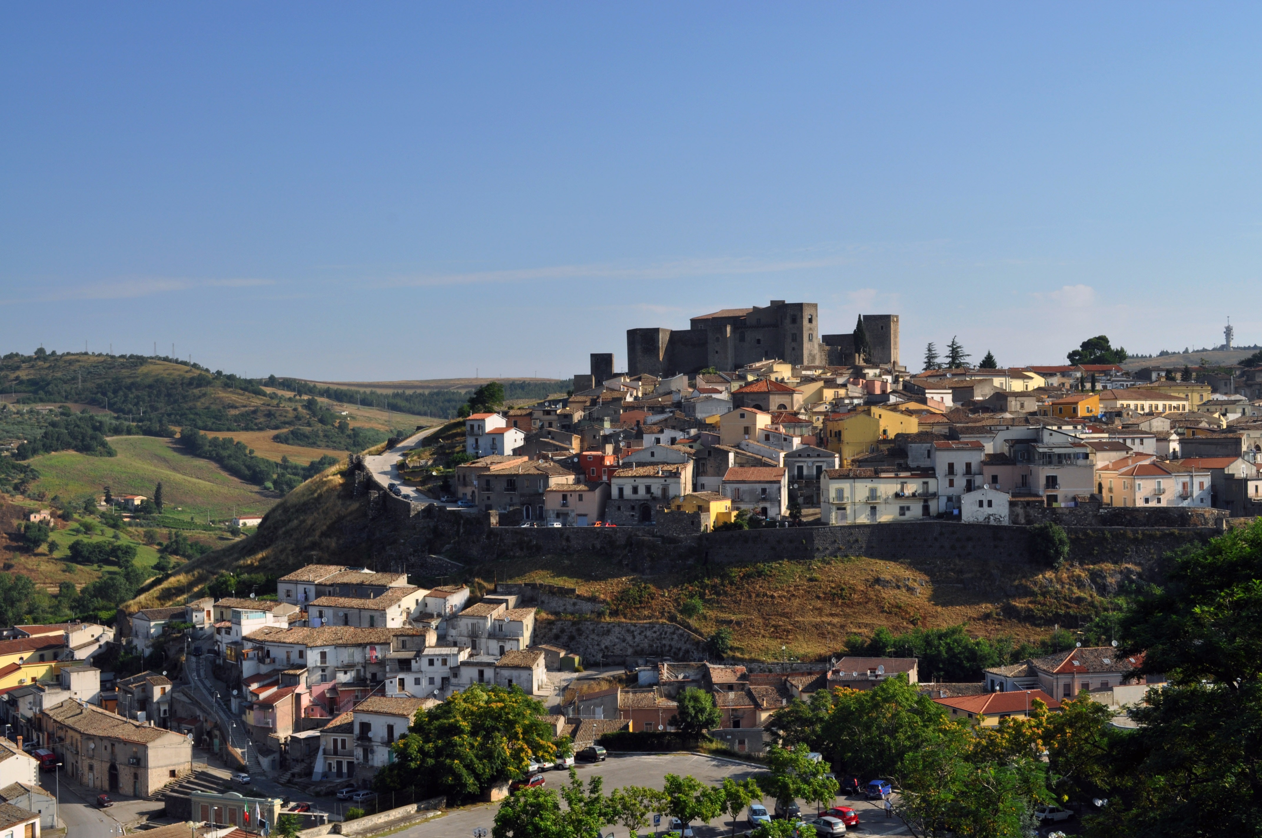 Vista del centro antico di Melfi, dominato dal Castello federiciano.