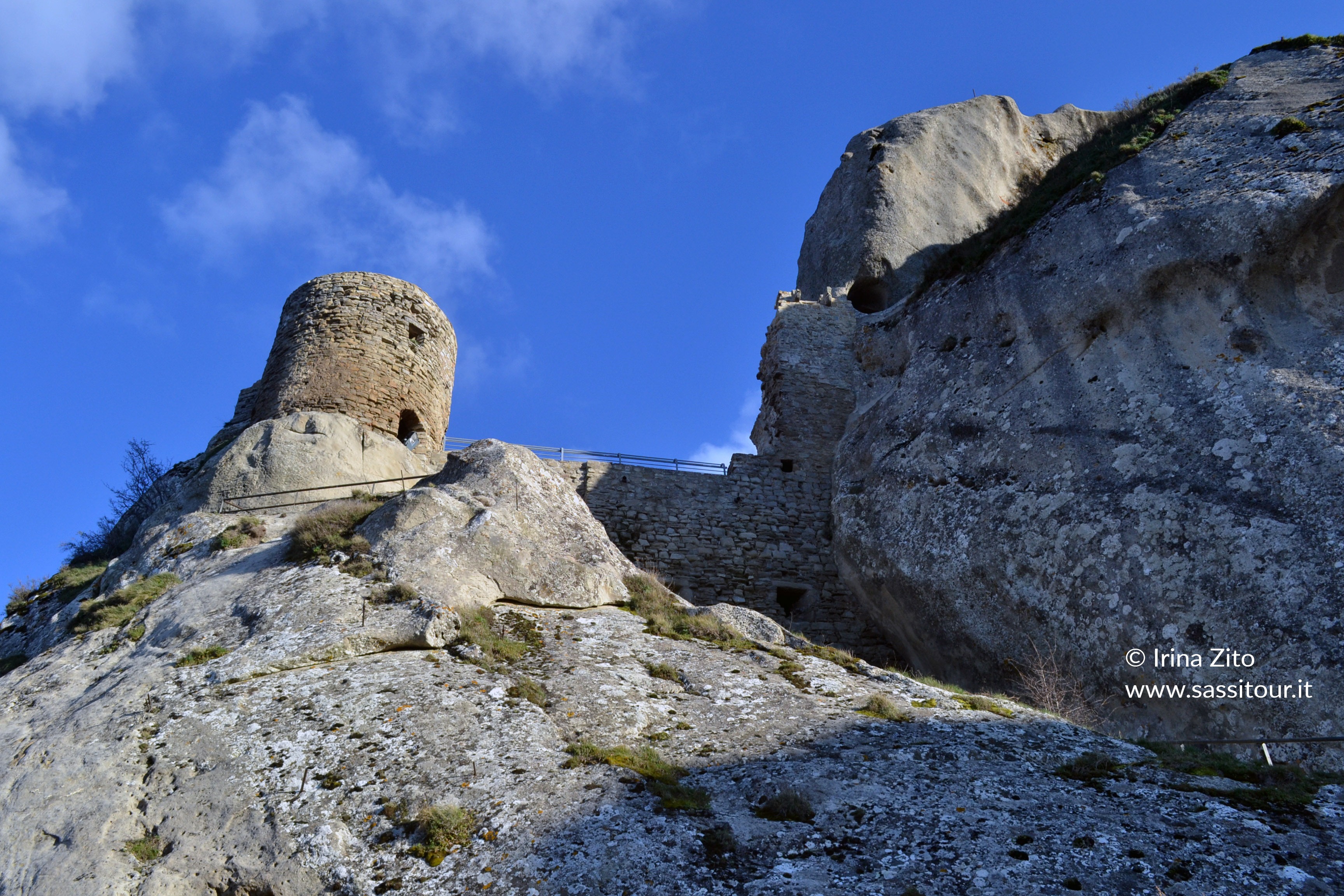 Sei su: il castello di Pietrapertosa si eleva dalla roccia della montagna.