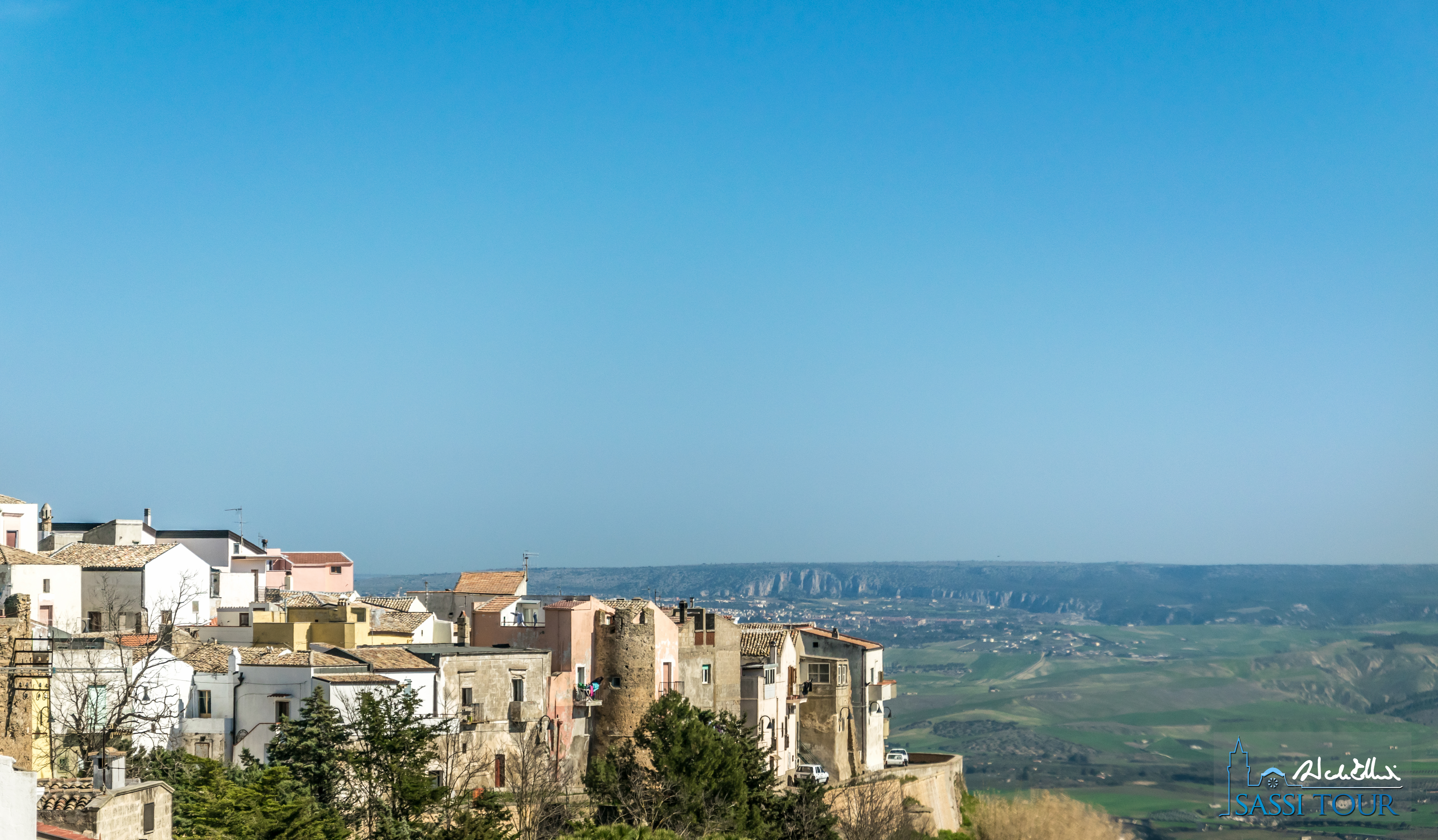 Vista dal castello di Miglionico verso Matera e la Murgia Materana.