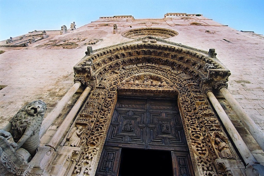 L'apparato decorativo del portale della Cattedrale di Altamura.