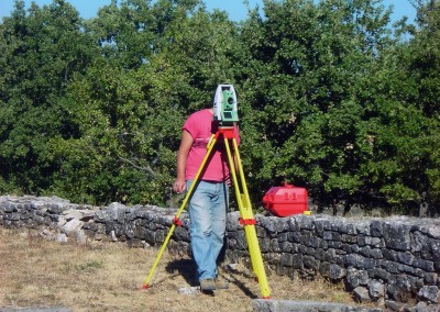 Alle prese con il rilievo del santuario lucano della dea Mefite (IV sec. a.C. - II sec. d.C.) Surveying the Lucanian Sanctuary of Mephitis (IV century B.C. - II century A.D.).